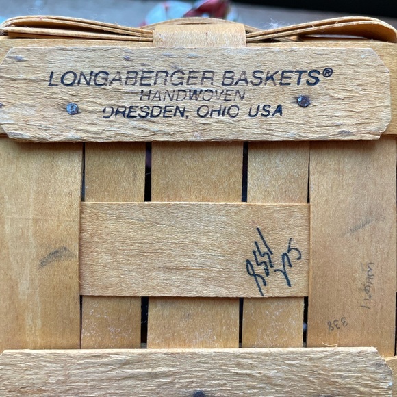 Longaberger hand woven basket with liner. Made in 1998 - Picture 6 of 6
